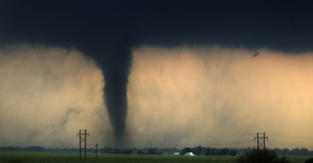 Niszczycielskie tornada pustoszą Oklahoma City. Meteorolodzy ostrzegają
