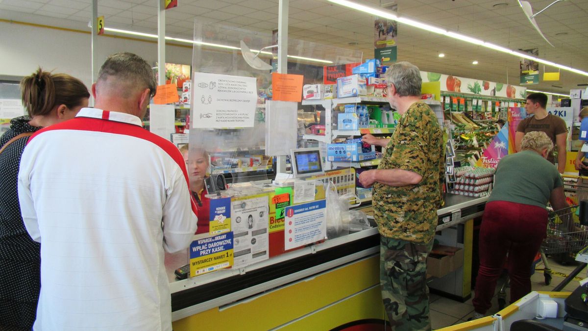 Stock MaBa
PHOTO: ZOFIA I MAREK BAZAK / EAST NEWS 
N/z zakupy w sklepie "Biedronka", siec handlowa, wlasciciel Jeronimo Martins Polska, placenie za towar przy kasie
MAREK BAZAK