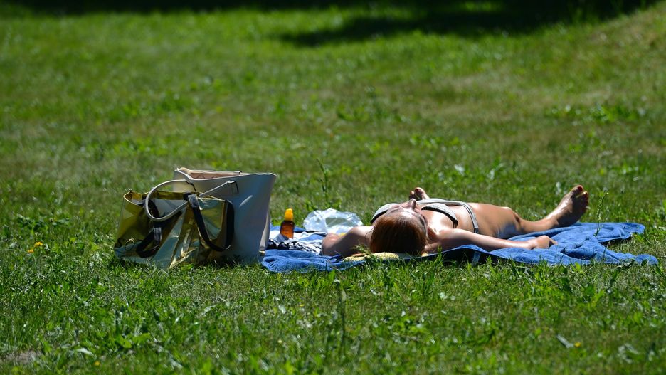 Fala upa?�w w Polsce
Fot. Adam Staskiewicz/East News. Sieradz, plaza miejska nad Warta. 09.06.2019. Plazowicze zazywaja kapieli slonecznych N/z opalanie na trawie.
Adam Staskiewicz