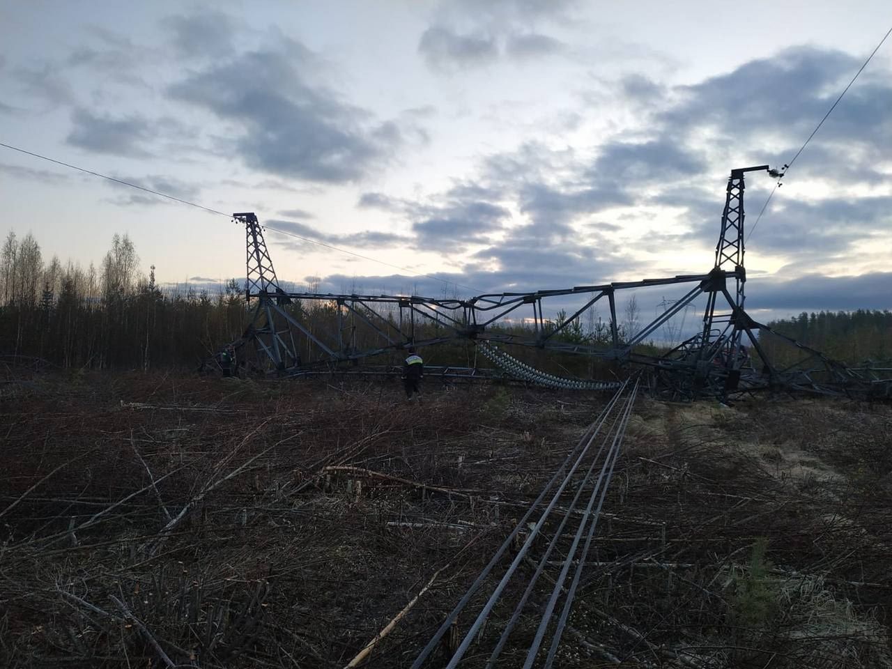 Zniszczona podpora sieci elektroenergetycznej.