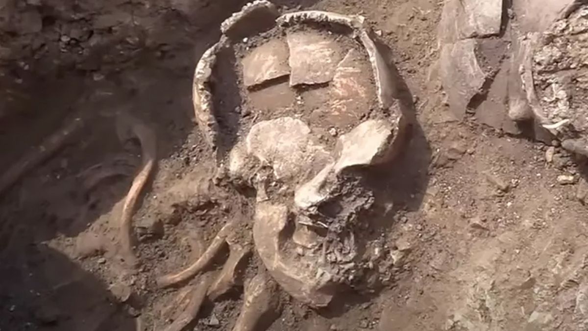 Część szkieletów miała na głowach ceramiczne urny