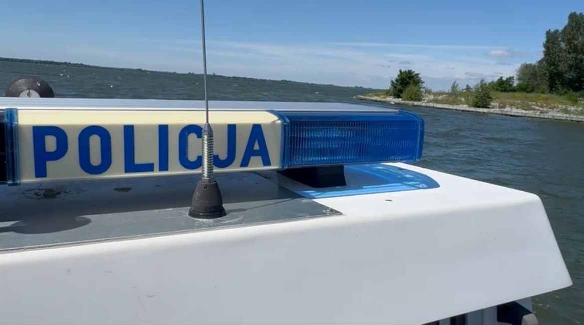 Łódź: Akcja ratunkowa na zbiorniku Jeziorsko. Policjanci uratowali żeglarza