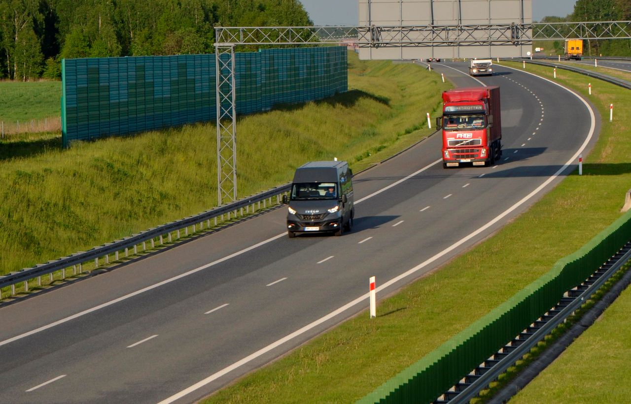 Na autostradzie nie obowiązuje minimalna prędkość, ale pojazd musi być zdolny do osiągnięcia minimum 40 km/h. W przeciwnym wypadku nie wolno nim jeździć po autostradzie.