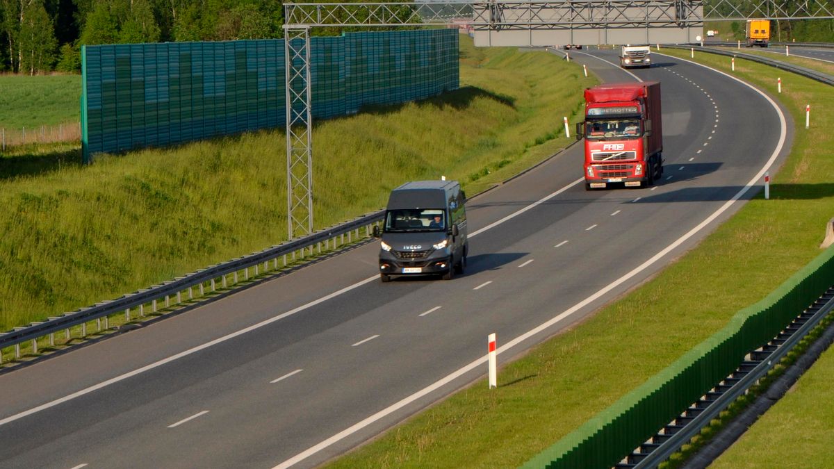 Na autostradzie nie obowiązuje minimalna prędkość, ale pojazd musi być zdolny do osiągnięcia minimum 40 km/h. W przeciwnym wypadku nie wolno nim jeździć po autostradzie.