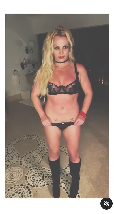 Britney Spears wywija w bieliźnie 