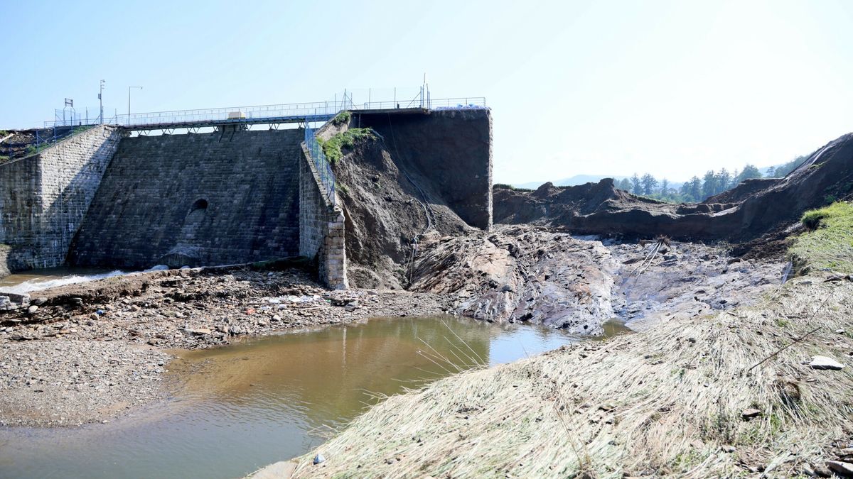 Zniszczona tama w Stroniu Śląskim po przejściu fali powodziowej