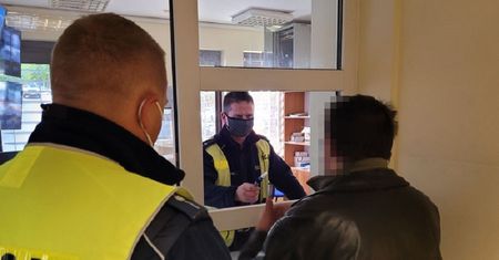 Pijany wjechał w ogrodzenie. Nie mógł ustać na nogach po wyjściu z auta