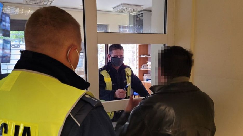 Kierowca był tak pijany, że nie mógł ustać na nogach