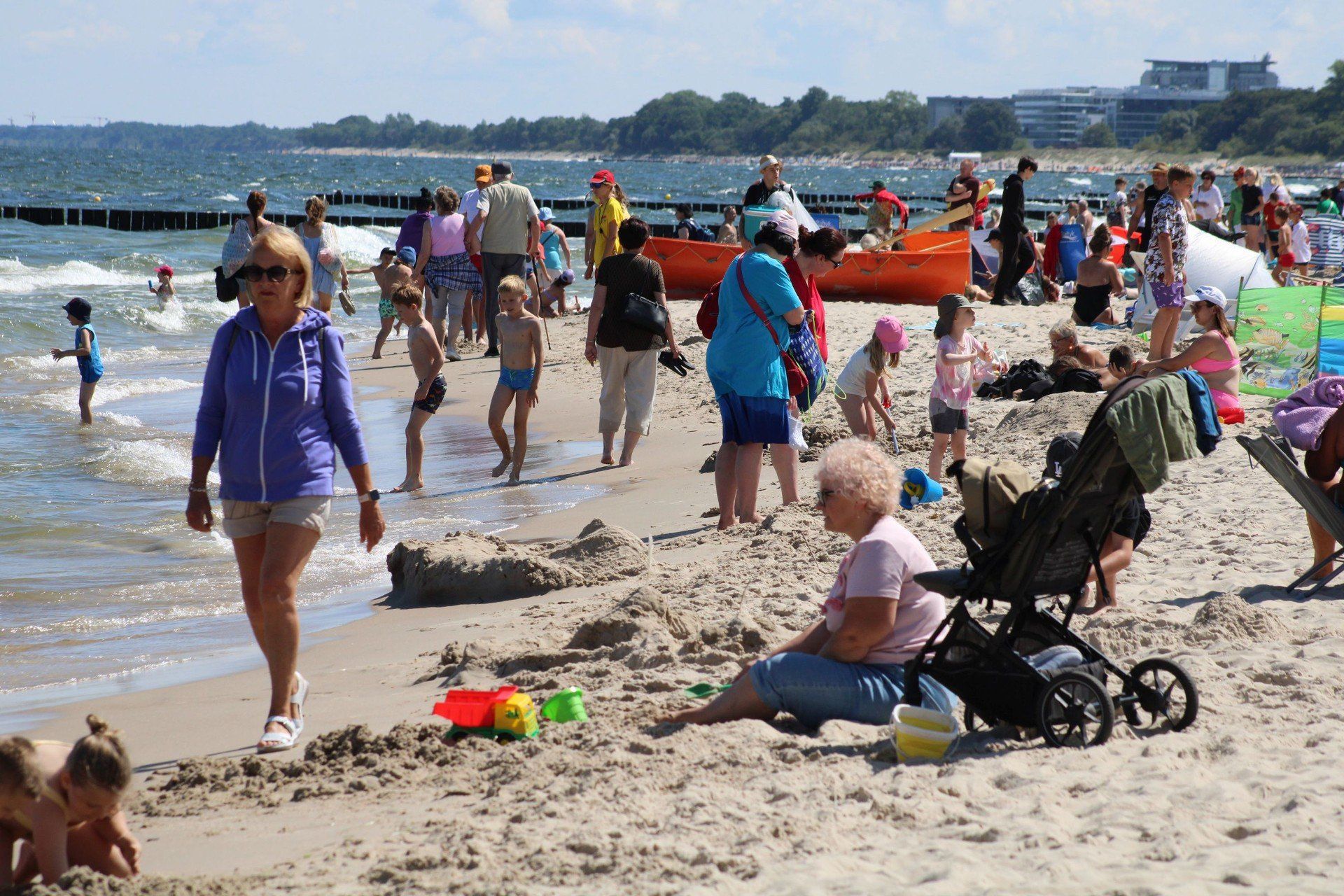 KOŁOBRZEG PLAŻA, PIĘKNA POGODA