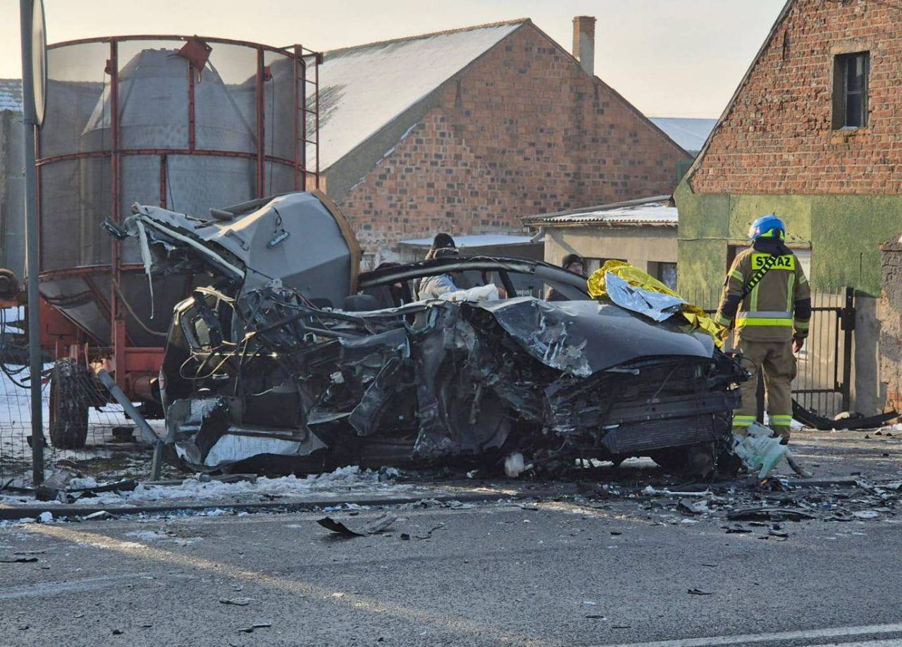 Piekarzew: Auto osobowe zmiażdżone po zderzeniu z ciężarówką. Kierowca Forda trafił do szpitala