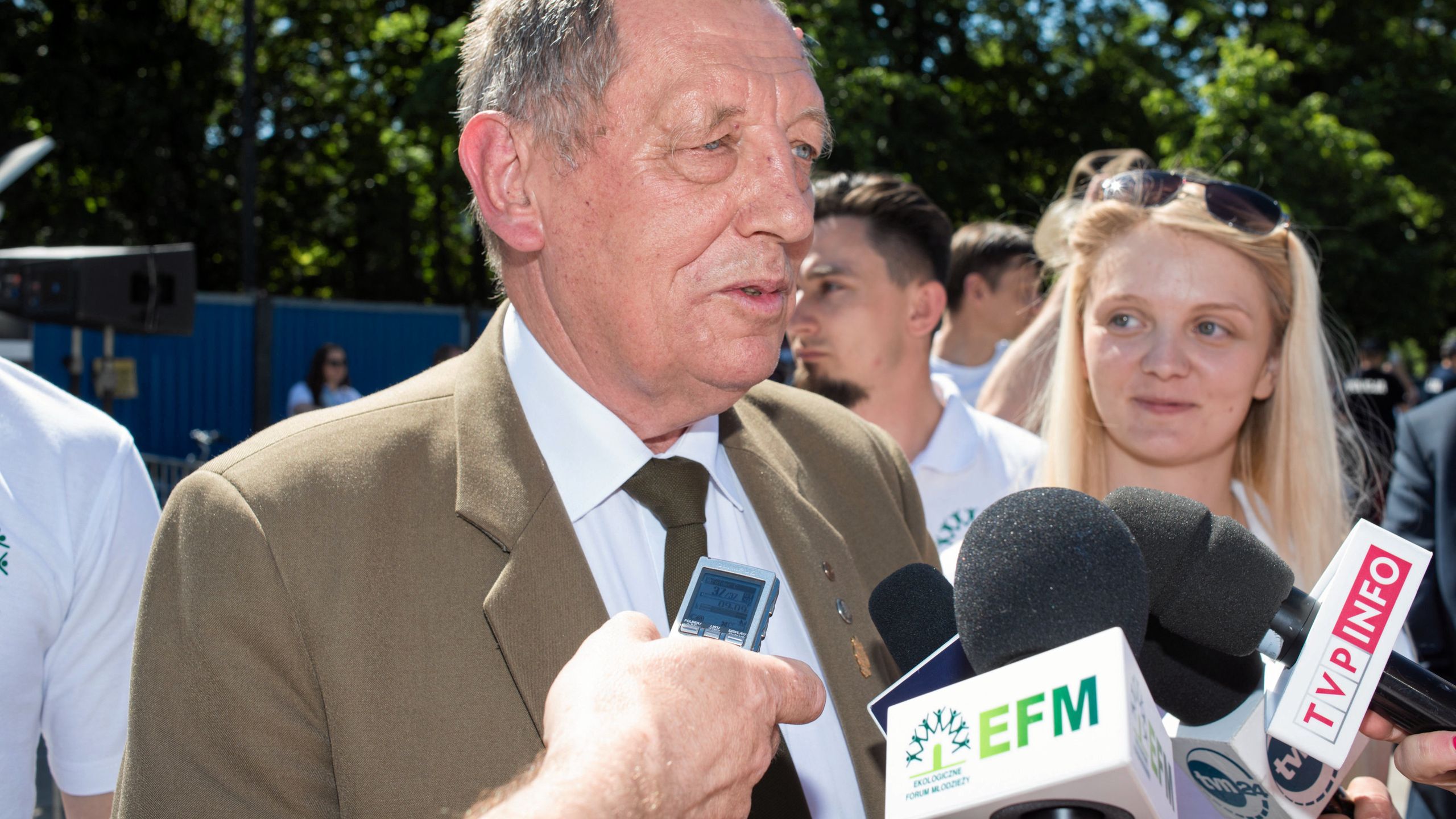 I Marsz Świętego Huberta w Warszawie, 12.05.2018 r. Były minister środowiska Jan Szyszko rozmawia z dziennikarzami. Po prawej Marcelina Fot. Maciek Jazwiecki / Agencja Wyborcza.plFot. Maciek Jazwiecki / Agencja Wyborcza.pljan szyszko, law and justice, lesnicy, rolnicy, /FR/