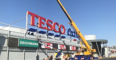 Koniec hipermarketu Tesco w Lublinie. Z budynku właśnie znika szyld sieci