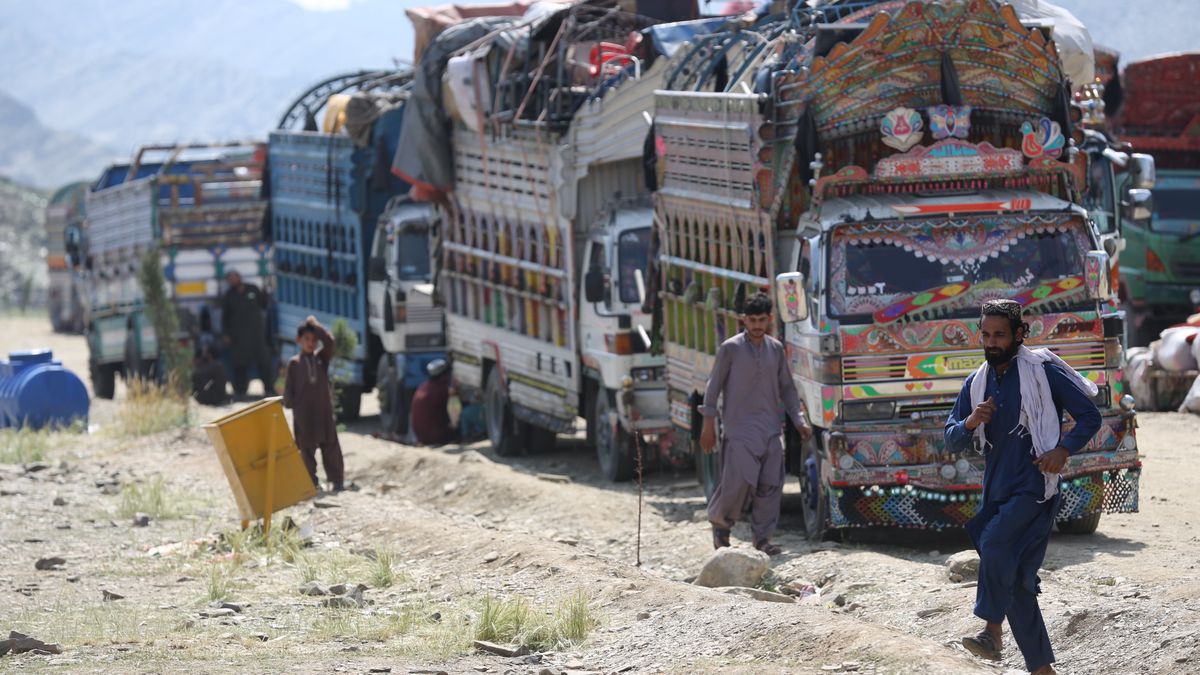 Afghan refugees surge at Torkham border after deportations from Pakistan
TORKHAM, PAKISTAN - APRIL 10: A large number of undocumented Afghan migrants gather at the Torkham border crossing of Pakistan on April 10, 2025 after being deported from Pakistan under the country's recently intensified "Illegal Foreigners' Repatriation Plan". Pakistan initiated the Illegal Foreigners' Repatriation Plan in October 2023. Between September 2023 and February 2025, at least 844,499 Afghan nationals were deported from Pakistan, according to the Amnesty International. (Photo by Shafiullah Kakar/Anadolu via Getty Images)
Anadolu
border, migrant, refugees, irregular