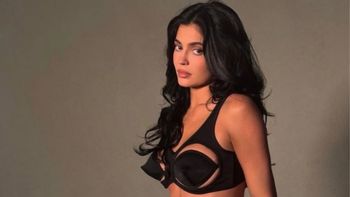 Kylie Jenner w awangardowym staniku. Fani przecierają oczy ze zdumienia