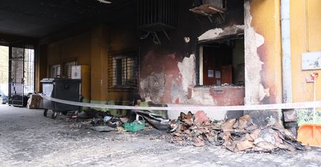 Pożar kontenera na śmieci przeniósł się na elewację budynku, a następnie do jego środka. Dwa sklepy zamknięte do odwołania
