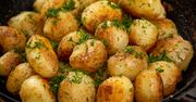 To najlepszy przepis na młode ziemniaki z piekarnika. Tak pyszne, że jem je bez mięsa