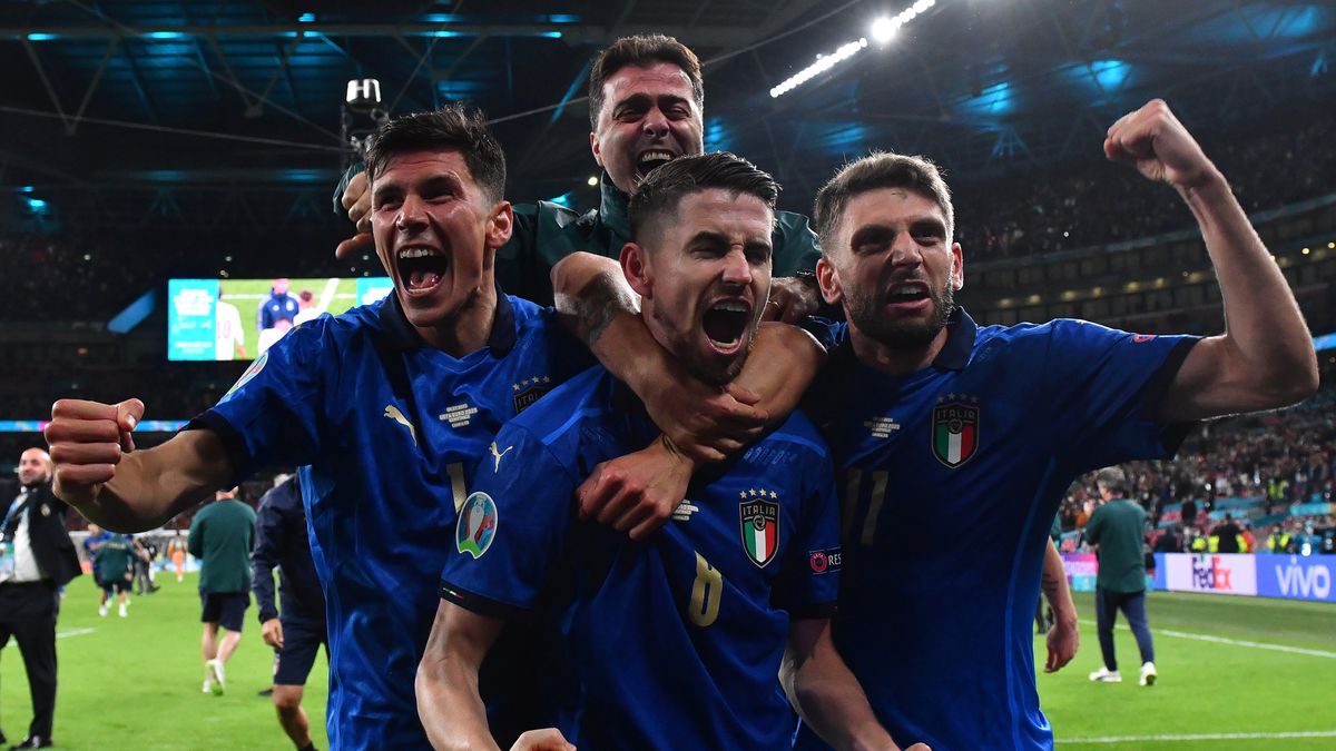 epa09327330 Players of Italy celebrate after winning the penalty shoot-out of the UEFA EURO 2020 semi final between Italy and Spain in London, Britain, 06 July 2021.  EPA/Justin Tallis / POOL (RESTRICTIONS: For editorial news reporting purposes only. Images must appear as still images and must not emulate match action video footage. Photographs published in online publications shall have an interval of at least 20 seconds between the posting.) Dostawca: PAP/EPA.