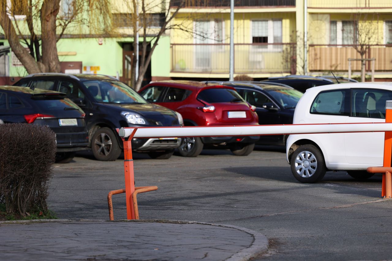 Osiedlowy parking - zdjęcie ilustracyjne