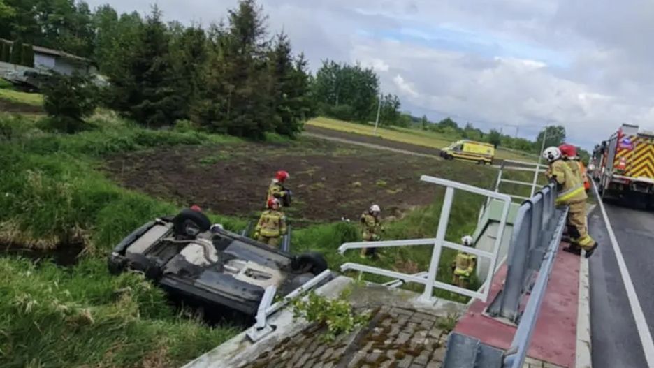 Auto wypadło z drogi i dachowało w rzece