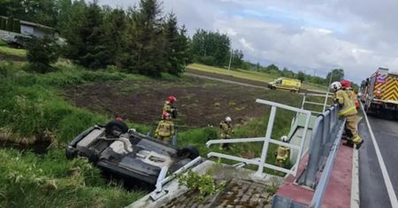 Wypadł z drogi, dachował w rzece. Wypadek pod Pruszkowem