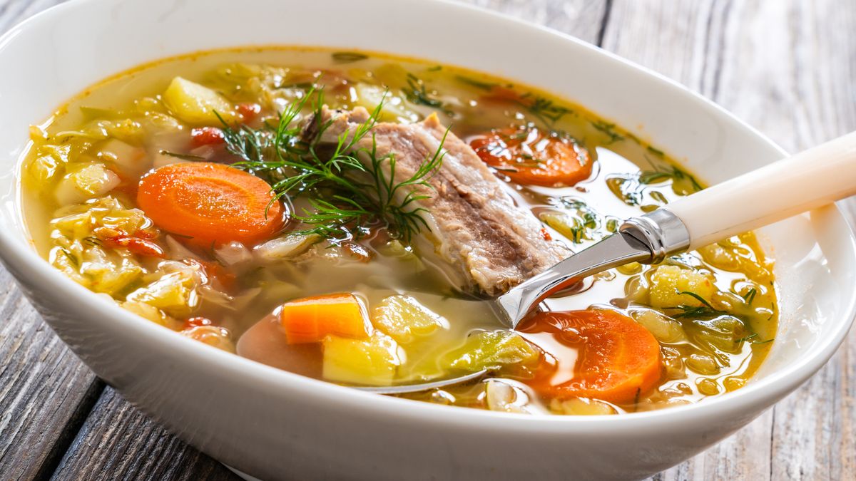 Zupa na żeberkach jest idealna na zimne, jesienne dni