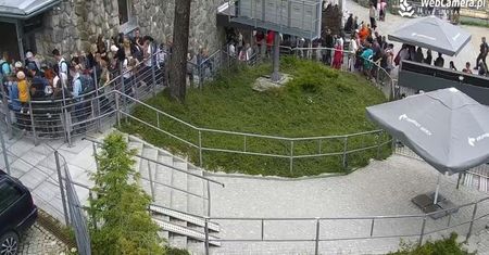 Turyści szturmują Tatry. Gigantyczna kolejka w Kuźnicach