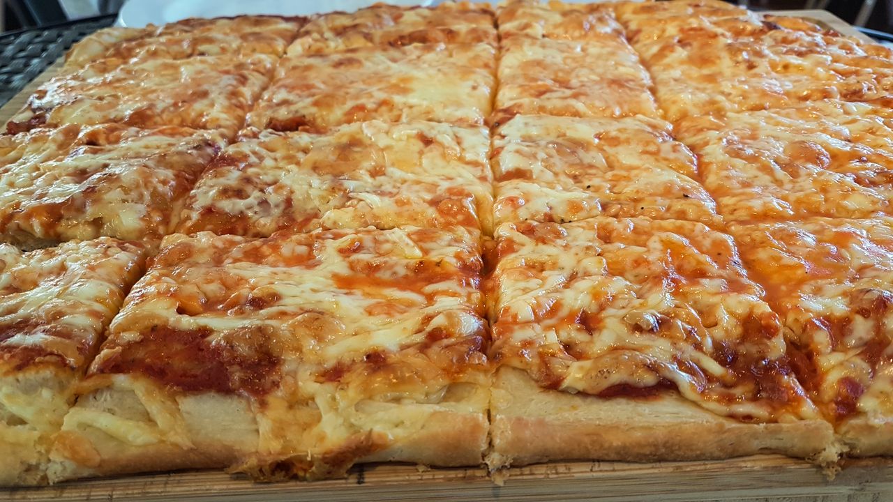 Domowa pizza z blaszki. Dziś już mało kto taką robi, a w latach 90. była hitem na kolację