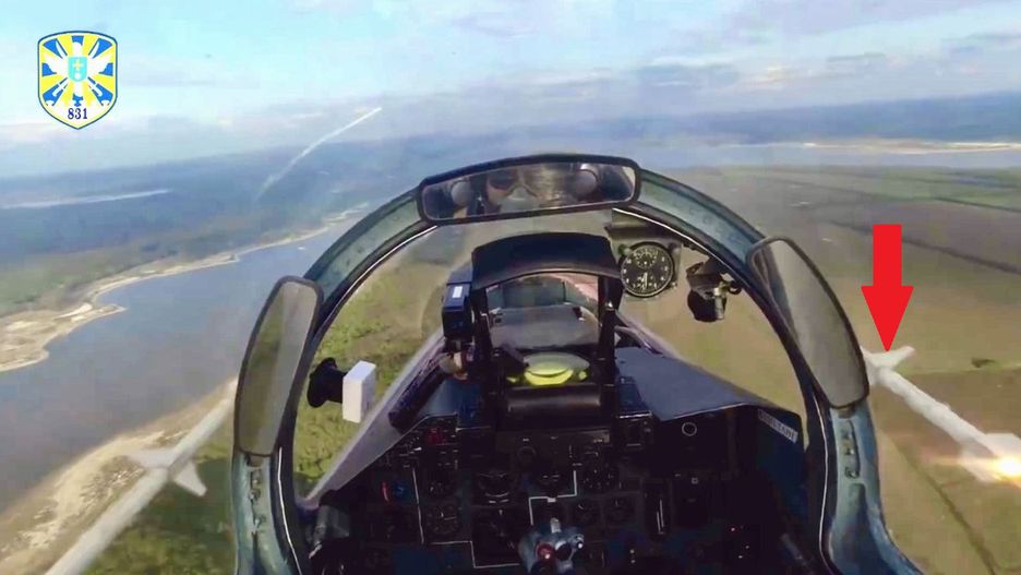 Ukraiński Su-27 odpala parę pocisków antyradiolokacyjnych AGM-88 HARM.