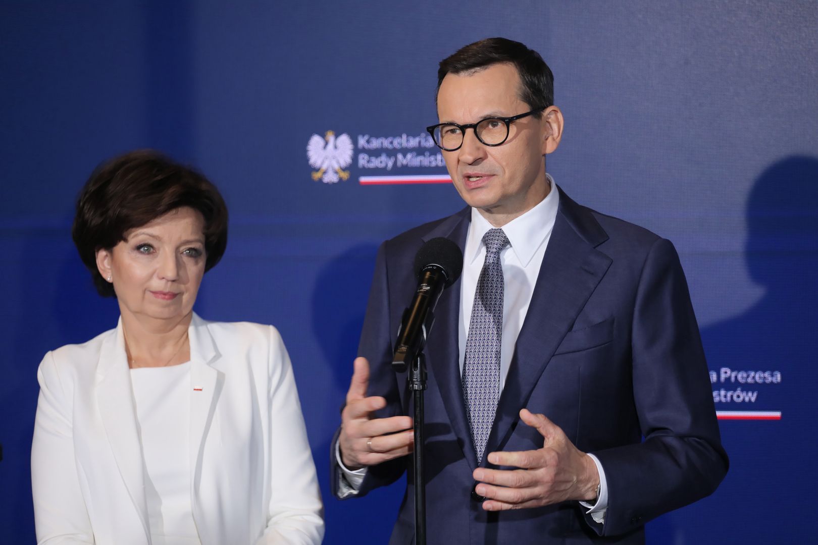 Warszawa, 20.11.2023. Premier Mateusz Morawiecki (P) oraz minister rodziny i polityki społecznej Marlena Maląg (L) podczas spotkania z mieszkańcami w Cafe&Bistro Radość w Warszawie, 20 bm. (amb) PAP/Paweł Supernak