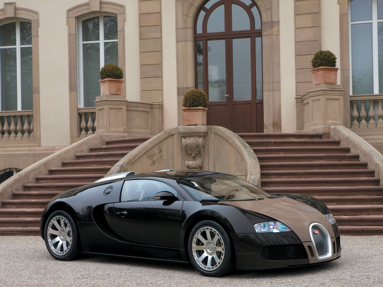 Bugatti Veyron Fbg Par Hermes powstał w 2008 roku. W jego stworzeniu pomagał stylista Gabriele Pezzini, który wpadł na pomysł, że samochód może współtworzyć francuski dom mody Hermes.