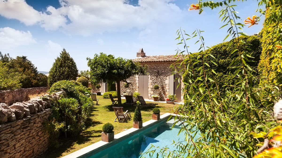 Małżeństwo zostało znalezione martwe w basenie przy domu letniskowym (zdj. ilustracyjne)