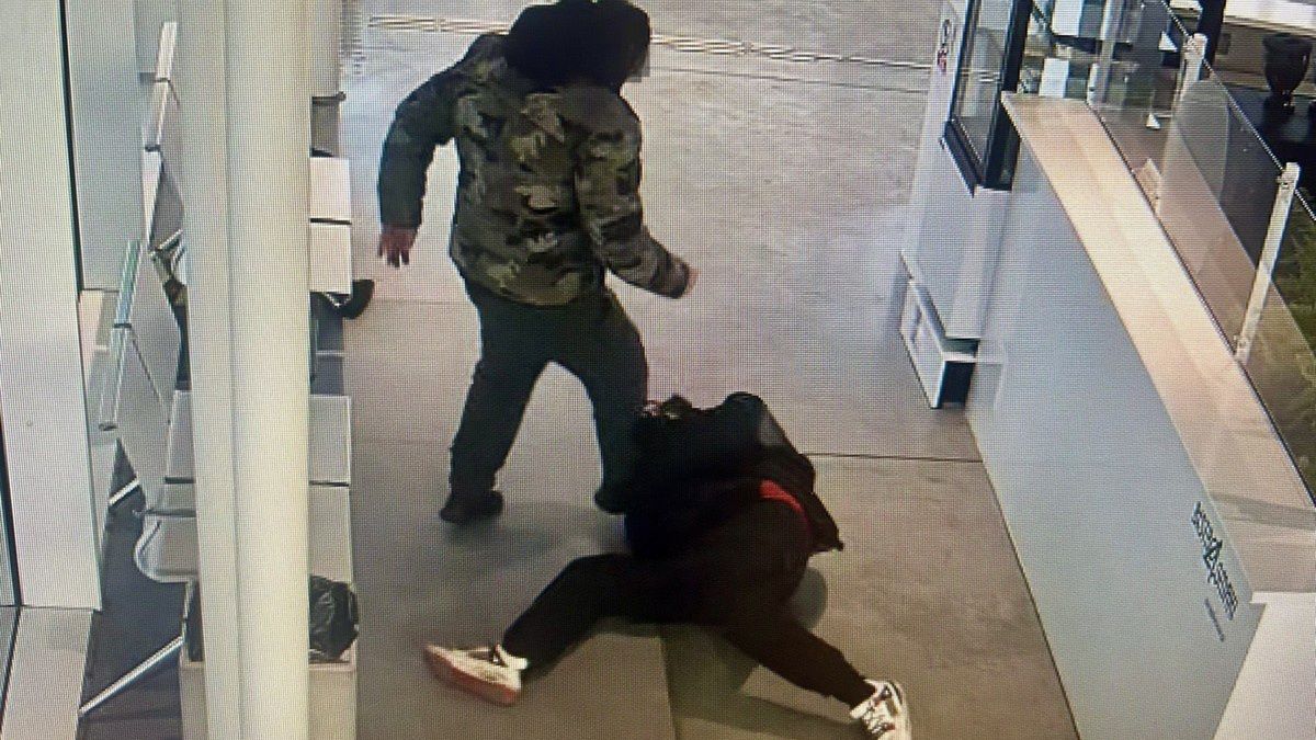 Brutalny napadł na dworcu. Jest nagranie 