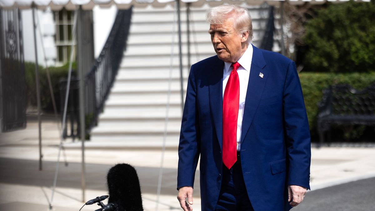 US President Donald Trump stops to speak to reporters as he departs the White House, in Washington, DC, USA, 03 April 2025. EPA/FRANCIS CHUNG / POOL Dostawca: PAP/EPA.