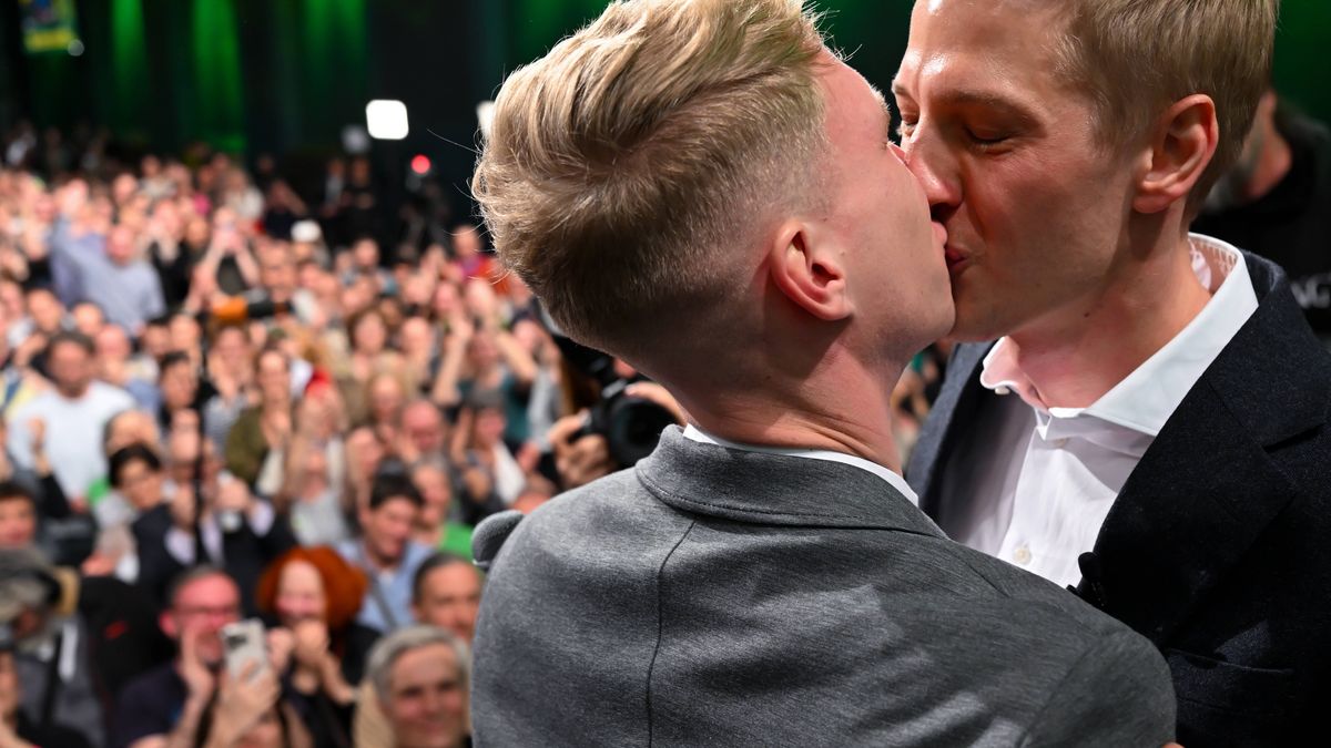 Dominik Krause, nowy burmistrz Monachium (po prawej) z partnerem