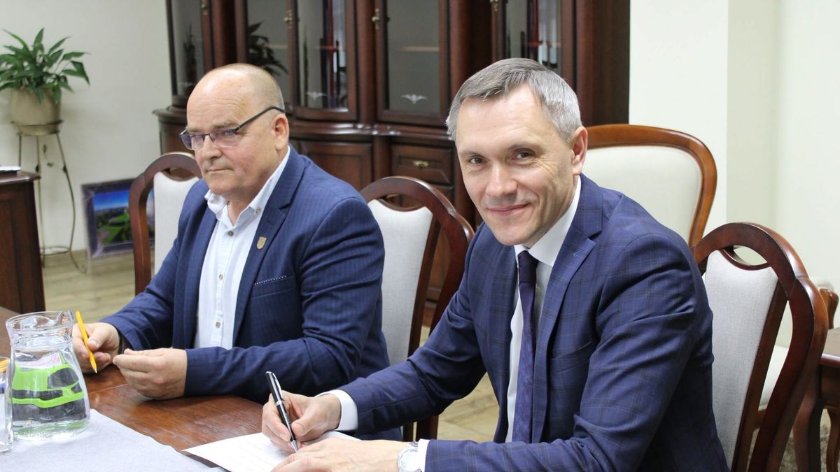 Na pierwszym planie: starosta Jacek Foksiński