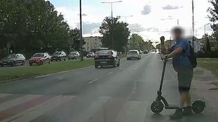 Bydgoszcz: Mężczyzna chciał przepisowo przeprowadzić hulajnogę po pasach. Trzech kierowców przejechało mu przed nogami