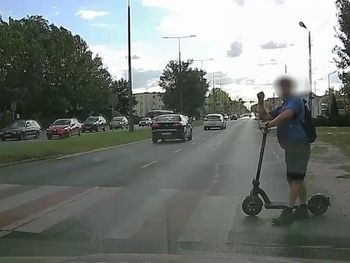Bydgoszcz: Mężczyzna chciał przepisowo przeprowadzić hulajnogę po pasach. Trzech kierowców przejechało mu przed nogami