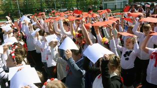 Legnica: "Polska w sercu". Patriotyczny happening najmłodszych uczniów