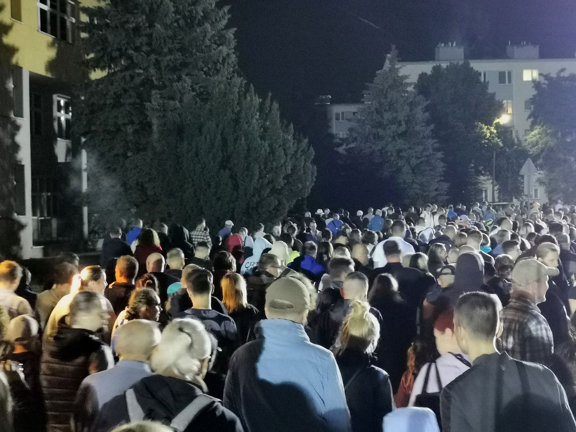 Mimo późnej nocy inscenizacji przyglądają się tysiące ludzi