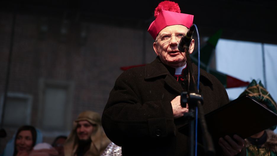 Kraków, 06.01.2024. Metropolita krakowski abp Marek Jędraszewski podczas Orszaku Trzech Króli w Święto Objawienia Pańskiego, 6 bm. w Krakowie. Barwne korowody przeszły na Rynek z trzech stron miasta � z Wawelu, placu Matejki i Parku Edukacji Globalnej Wioski Świata. (amb) PAP/Łukasz Gągulski
