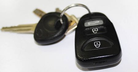 Policjant zabrał pijanemu kierowcy kluczyki. Ten rzucił się na niego z nożem i śrubokrętem