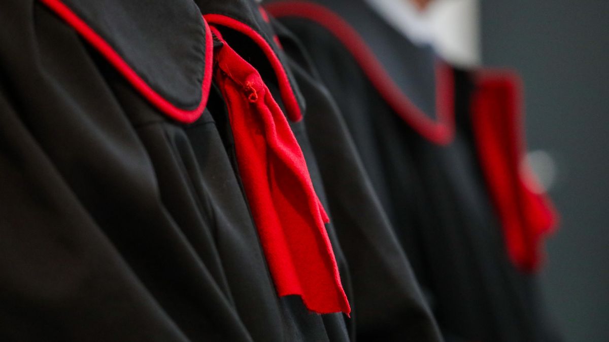 prokuratorzyWarszawa, 13.11.2023. Prokuratorzy na sali Sądu Apelacyjnego w Warszawie, 13 bm. S�d ma og�osi� wyrok w procesie apelacyjnym w sprawie zab�jstwa gen. Marka Papa�y. Marek Papała, szef polskiej policji od stycznia 1997 r. do stycznia 1998 r., został zastrzelony przy ul. Rzymowskiego w Warszawie 25 czerwca 1998 r. w samochodzie, przed blokiem, w którym mieszkał. (tg/doro) PAP/Tomasz GzellTomasz Gzellapelacja, apelacji, apelacyjna, generała, ilustracja, Papały, policji, prokurator, sąd apelacyjny, toga, Toga prokuratorska, wyrok, zabójstwo, Igor M. ps. Patyk, Igora M. ps. Patyk, złodzieja samochodów, prawomocnie uniewinniony, proces, rozprawa, uniewinnienie