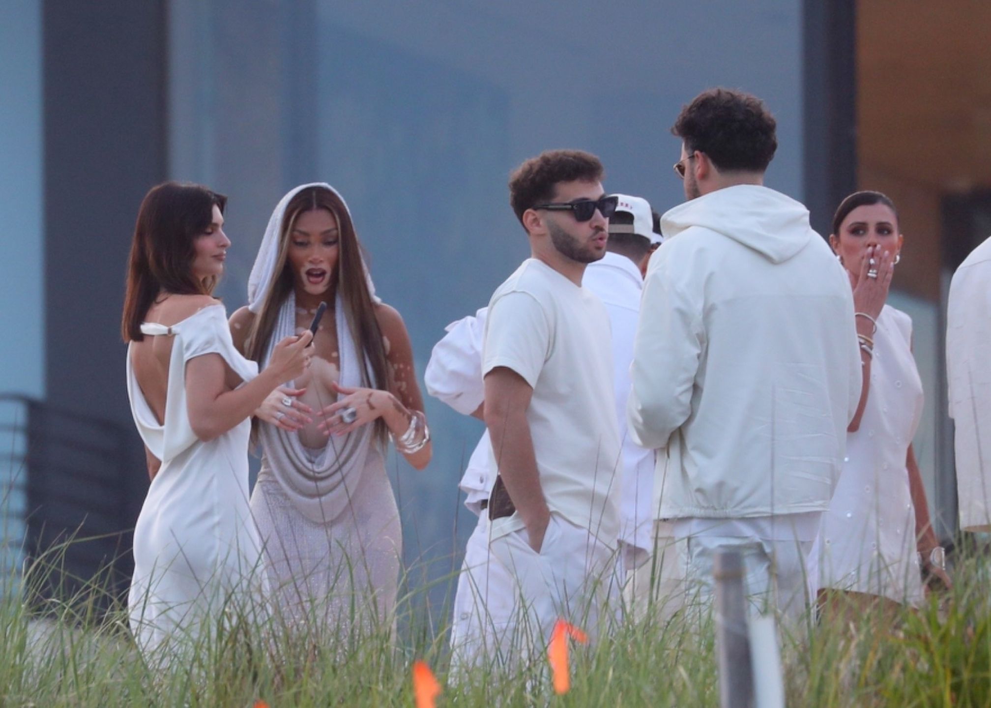 Tłum gwiazd na imprezie bogatego biznesmena