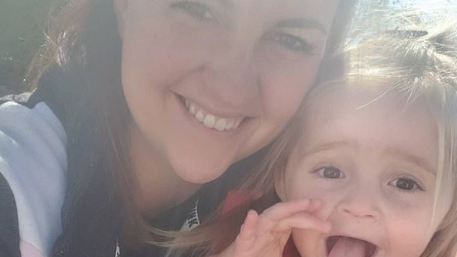 2-letnia dziewczynka zrobiła zdjęcia nagiej mamie. Kobieta o niczym nie wiedziała