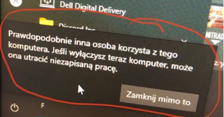 "Podejrzany" komunikat na komputerze senatora. Został wyśmiany w sieci