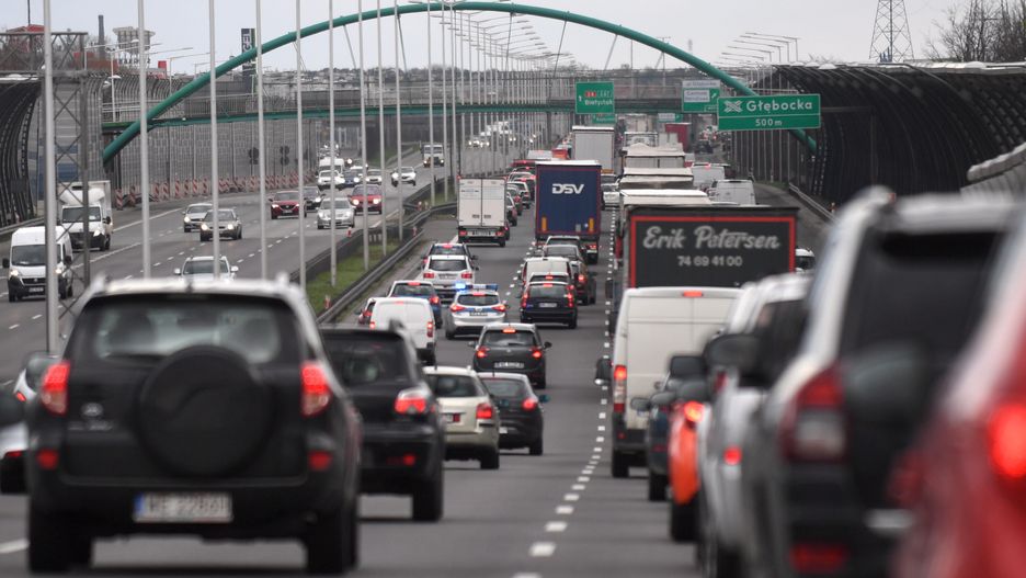 Warszawa. Na trasie S8 doszło do zderzenia busa z autem osobowym