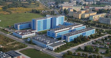 Szpital, w którym przebywa mąż Elżbiety Witek, szuka lekarza. Jaką pensję zaoferowano?