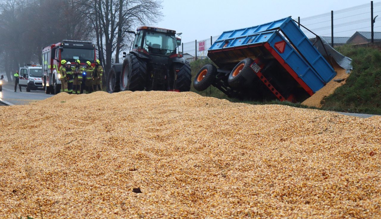 Przeciszów: Traktor z kukurydzą wpadł do rowu. Ruch na DK44 utrudniony