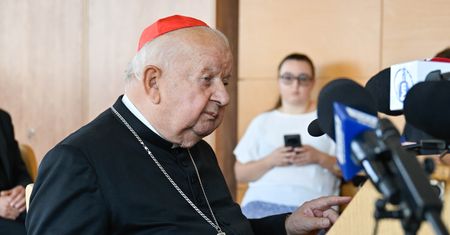 Dziwisz stawił się w sądzie. Twierdził, że nie zna sprawy