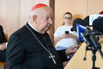 Dziwisz stawił się w sądzie. Twierdził, że nie zna sprawy